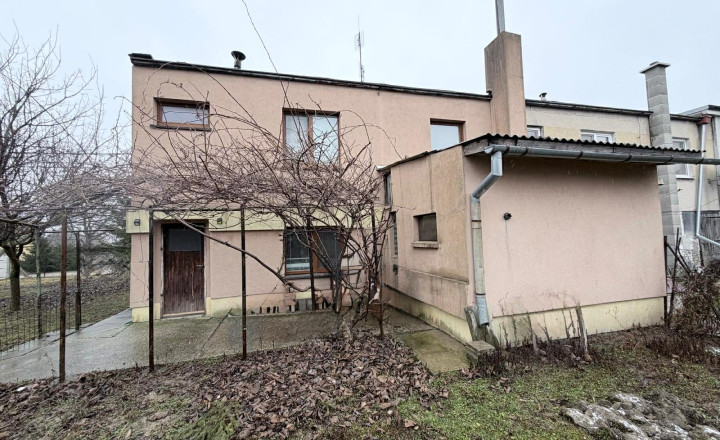 Reality KOMPLEX s.r.o Vám EXKLUZÍVNE ponúka na predaj radovỳ rodinnỳ dom v obci Trávnik. - fotografia 1