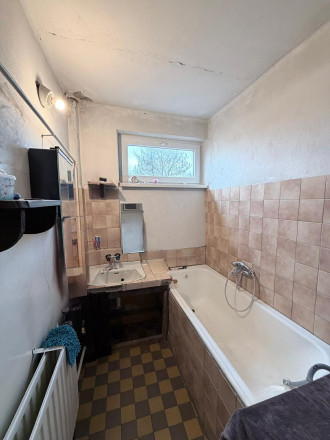 Reality KOMPLEX s.r.o Vám EXKLUZÍVNE ponúka na predaj radovỳ rodinnỳ dom v obci Trávnik. - fotografia 9
