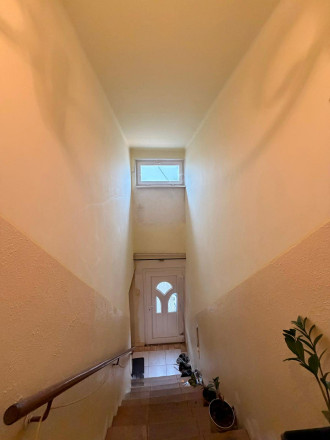 Reality KOMPLEX s.r.o Vám EXKLUZÍVNE ponúka na predaj radovỳ rodinnỳ dom v obci Trávnik. - fotografia 11