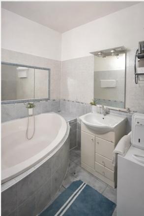 Pekný, zrekonštruovaný trojizbový byt s balkónom v Komárne na PREDAJ - fotografia 12