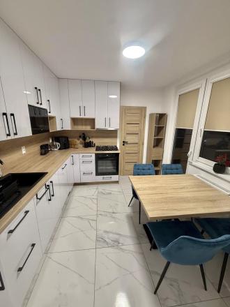 Iba u nás Vám Reality KOMPLEX s.r.o., ponúka na predaj dokonalý 2 izbový byt po kompletnej rekonštrukcií na Meštianskej ulici v meste Komárno !