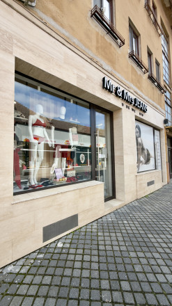 EXKLUZÍVNE NA PREDAJ ZABEHNUTÁ PREVÁDZKA SO ZNAČKOVOU SPODNOU BIELIZŇOU V CENTRE KOMÁRNA - fotografia 2