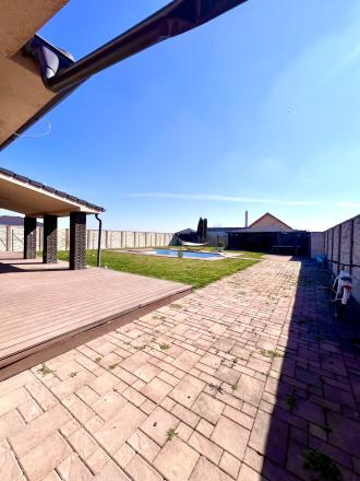 Reality KOMPLEX s.r.o. ponúka na PREDAJ EXKLUZÍVNY 4-IZBOVÝ RODINNÝ DOM S BAZÉNOM V GABČÍKOVE - fotografia 35