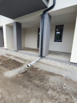 Reality KOMPLEX s.r.o. Vám ponúka na PREDAJ dvojpodlažný 4izbový rodinný dom v radovej zástavbe v Zemianskej Oľči. - fotografia 1