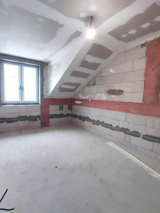 Reality KOMPLEX s.r.o. Vám ponúka na PREDAJ dvojpodlažný 4izbový rodinný dom v radovej zástavbe v Zemianskej Oľči. - fotografia 3