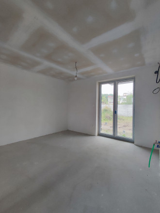 Reality KOMPLEX s.r.o. Vám ponúka na PREDAJ dvojpodlažný 4izbový rodinný dom v radovej zástavbe v Zemianskej Oľči. - fotografia 6