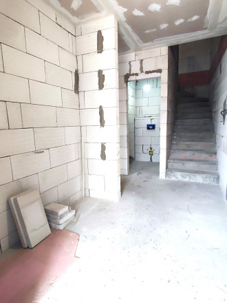 Reality KOMPLEX s.r.o. Vám ponúka na PREDAJ dvojpodlažný 4izbový rodinný dom v radovej zástavbe v Zemianskej Oľči. - fotografia 7