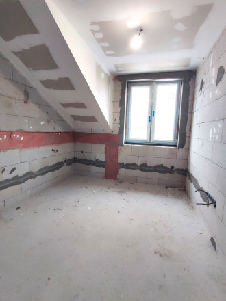 Reality KOMPLEX s.r.o. Vám ponúka na PREDAJ dvojpodlažný 4izbový rodinný dom v radovej zástavbe v Zemianskej Oľči. - fotografia 8
