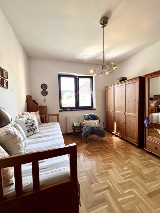 Reality KOMPLEX s.r.o. ponúka na PREDAJ NADŠTANDARDNÝ 4-IZBOVÝ RODINNÝ DOM s DVOJGARÁŽOU A KRYTOU TERASOU v KOMÁRNE - fotografia 32