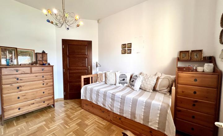 Reality KOMPLEX s.r.o. ponúka na PREDAJ NADŠTANDARDNÝ 4-IZBOVÝ RODINNÝ DOM s DVOJGARÁŽOU A KRYTOU TERASOU v KOMÁRNE - fotografia 34