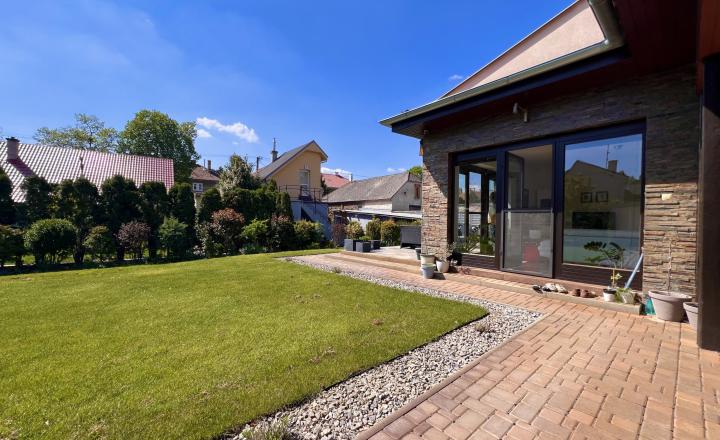 Reality KOMPLEX s.r.o. ponúka na PREDAJ NADŠTANDARDNÝ 4-IZBOVÝ RODINNÝ DOM s DVOJGARÁŽOU A KRYTOU TERASOU v KOMÁRNE - fotografia 37