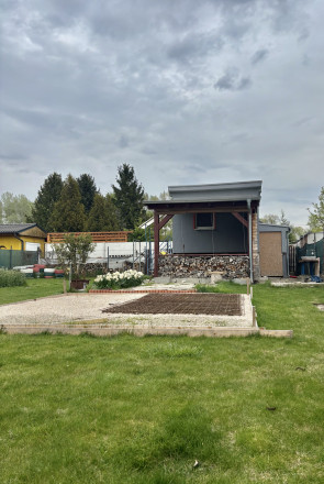 Reality KOMPLEX s.r.o., Vám ponúka na predaj udržiavanú záhradu s chatkou v Komárne, časť Nová Osada. - fotografia 1