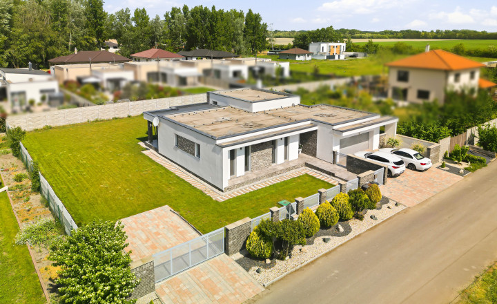 Reality KOMPLEX s.r.o. ponúka na PREDAJ MODERNÝ 4-IZBOVÝ RODINNÝ DOM S DVOJGARÁŽOU NA PRIESTRANNOM POZEMKU V OBCI DUNAJSKÝ KLÁTOV - fotografia 2