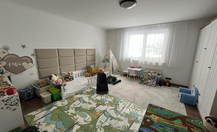 Reality KOMPLEX s.r.o. Vám ponúka na predaj kvalitne zrekonštruovaný 3,5-izbový rodinný dom v obci Okoč. - fotografia 5
