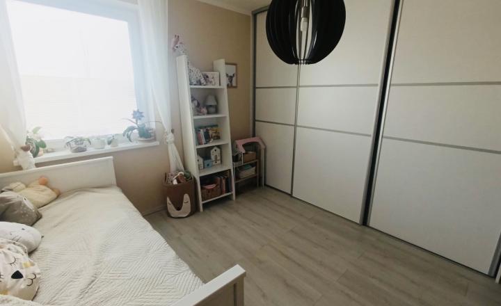 Reality KOMPLEX s.r.o. Vám ponúka na predaj štýlový 3-izbový byt so záhradou vo Veľkom Mederi (štvorbytovka) - fotografia 8