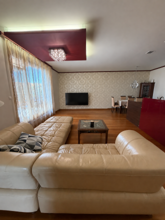 Reality KOMPLEX s.r.o. Vám ponúka na predaj priestranný 3-izbový byt s výmerou 97 m², ktorý sa nachádza v centre mesta Dunajská Streda - fotografia 1