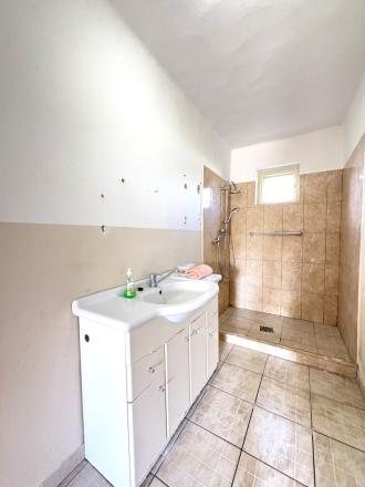 Velká zľava !!! Iba u nás !!! Reality KOMPLEX s.r.o., Vám exkluzívne ponúka na predaj priestranný rodinný dom v pokojnej obci Pribeta !!! - fotografia 3