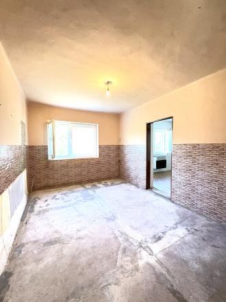 Velká zľava !!! Iba u nás !!! Reality KOMPLEX s.r.o., Vám exkluzívne ponúka na predaj priestranný rodinný dom v pokojnej obci Pribeta !!! - fotografia 5