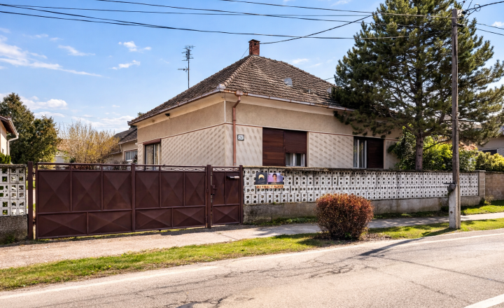 Reality KOMPLEX s.r.o. Vám ponúka rodinný dom s historickým nádychom na veľkorysom pozemku v centre obce Ňárad. - fotografia 1