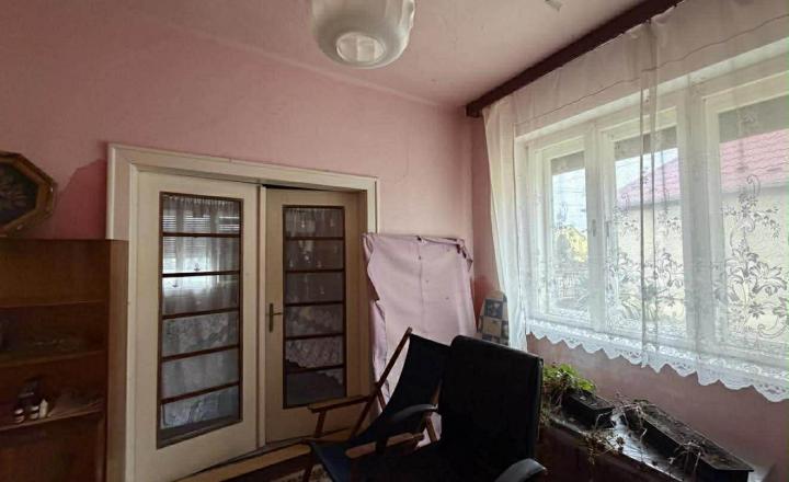 Reality KOMPLEX s.r.o. Vám ponúka rodinný dom s historickým nádychom na veľkorysom pozemku v centre obce Ňárad. - fotografia 5