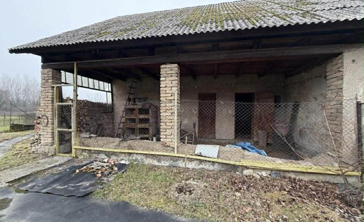 Reality KOMPLEX s.r.o. Vám ponúka rodinný dom s historickým nádychom na veľkorysom pozemku v centre obce Ňárad. - fotografia 13