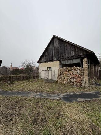 Reality KOMPLEX s.r.o. Vám ponúka rodinný dom s historickým nádychom na veľkorysom pozemku v centre obce Ňárad. - fotografia 14