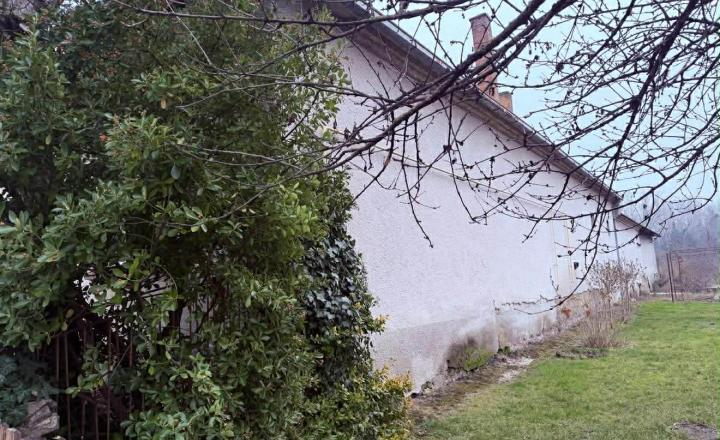 Reality KOMPLEX s.r.o. Vám ponúka rodinný dom s historickým nádychom na veľkorysom pozemku v centre obce Ňárad. - fotografia 16