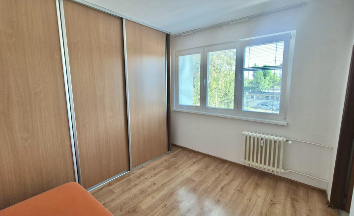 Reality KOMPLEX s.r.o., Vám ponúka na PREDAJ príjemný 1 izbový byt po rekonštrukcií v obľúbenej lokalite Mesta Komárno. - fotografia 1