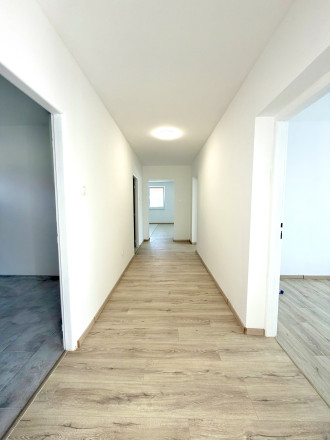 Reality KOMPLEX s.r.o., Vám ponúka na predaj štýlový 3-izbový rodinny dom pri jazere v obci Čilizská Radvaň - fotografia 1