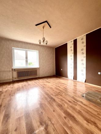 Reality KOMPLEX s.r.o. ponúka na PREDAJ rodinný dom s veľkým pozemkom, garážou a podnikateľskou budovou v Trhovej Hradskej - fotografia 5