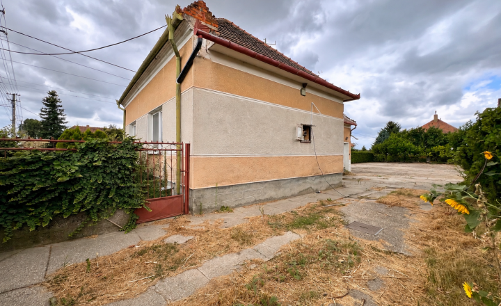 Reality KOMPLEX s.r.o. ponúka na PREDAJ rodinný dom s veľkým pozemkom, garážou a podnikateľskou budovou v Trhovej Hradskej - fotografia 3