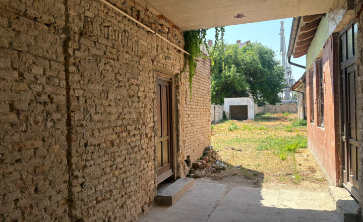 Ponúkame na predaj EXKLUZÍVNE pamiatkovu budovu s pozemkami v blízkosti centra Komarno! - fotografia 4