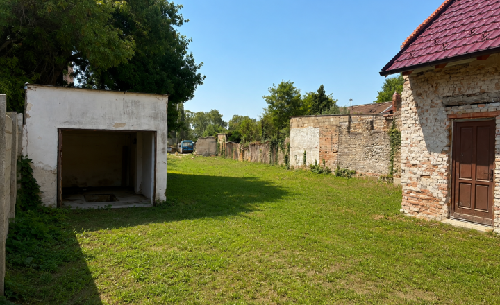 Ponúkame na predaj EXKLUZÍVNE pamiatkovu budovu s pozemkami v blízkosti centra Komarno! - fotografia 1