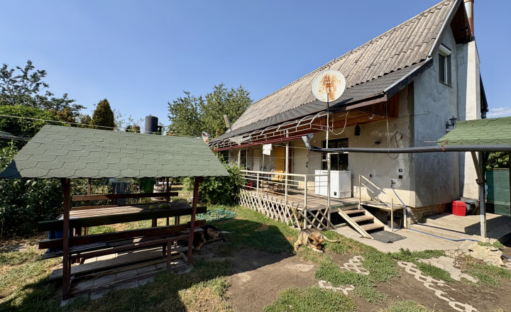 Velká zľava !!! IBA U NÁS !!! Reality KOMPLEX s.r.o. Vám vo výhradnom zastúpení ponúka na predaj celoročne obývateľnú rekreačnú chatu v Komárne !!! - fotografia 10