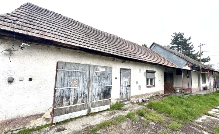 Reality KOMPLEX s.r.o. ponúka EXKLUZÍVNE na predaj rodinný dom v tichej a obľúbenej lokalite s veľkým pozemkom v Komárne – mestskej časti Kava !!! - fotografia 1