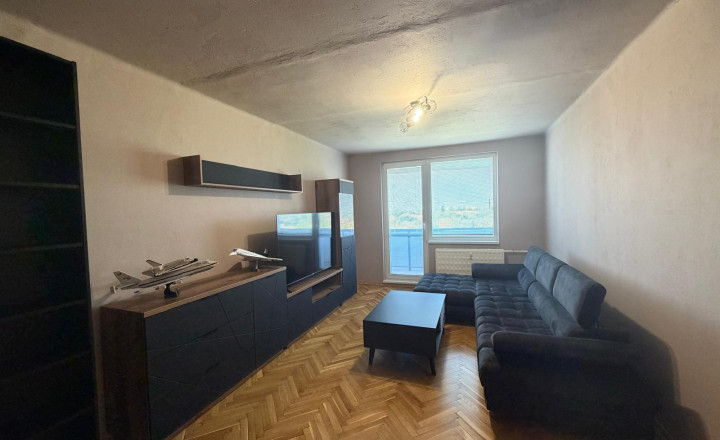 Reality KOMPLEX s.r.o. Vám EXKLUZÍVNE ponúka na predaj krásny, kompletne zrekonštruovaný 3-izbový byt s dvoma balkónmi, klimatizáciou a množstvom úložného priestoru na Gazdovskej ulici v Komárne. - fotografia 4