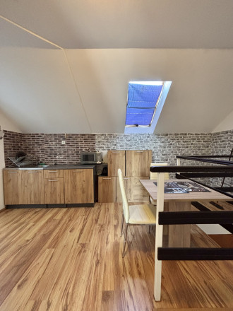 Exkluzívne iba u nás Vám Reality KOMPLEX s.r.o.,  ponúka na prenájom úplne rekonštruovaný  priestranný  1  izbový byt v polyfunkčnom dome na Rozmarínovej ulici. - fotografia 2