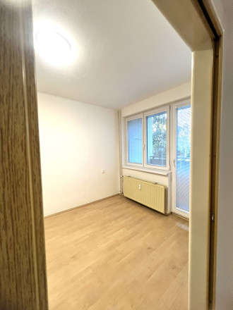 Na PREDAJ zachovalý trojizbový byt v absolútnom centre Komárna s balkónom! - fotografia 3