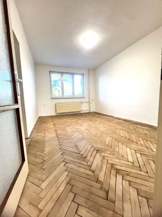 Na PREDAJ zachovalý trojizbový byt v absolútnom centre Komárna s balkónom! - fotografia 2