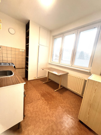 Na PREDAJ zachovalý trojizbový byt v absolútnom centre Komárna s balkónom! - fotografia 8