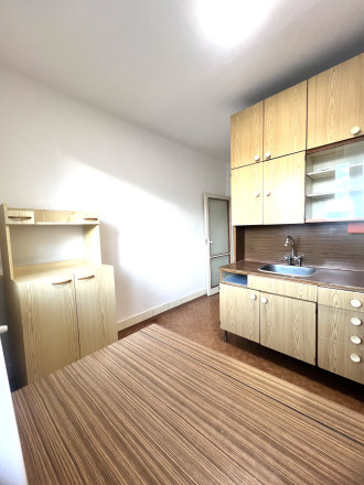 Na PREDAJ zachovalý trojizbový byt v absolútnom centre Komárna s balkónom! - fotografia 9