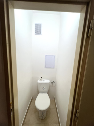 Na PREDAJ zachovalý trojizbový byt v absolútnom centre Komárna s balkónom! - fotografia 12