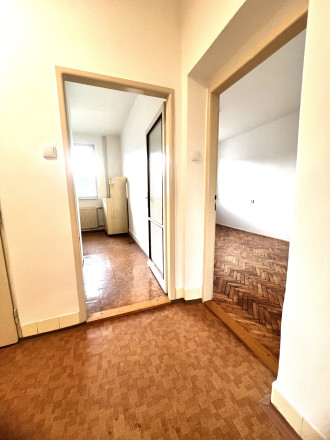 Na PREDAJ zachovalý trojizbový byt v absolútnom centre Komárna s balkónom! - fotografia 14