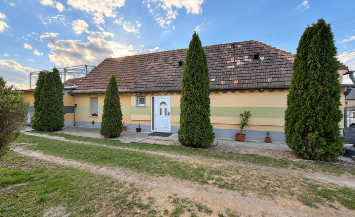Reality KOMPLEX s.r.o. VámEXKLUZÍVNE ponúka na predaj rodinný dom v obci Zemianska Olča.