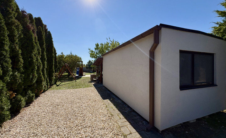 IBA U NÁS !!! Reality KOMPLEX s.r.o. Vám ponúka na PREDAJ víkendový domček s rozlohou 411 m²,neďaleko Váhu a cyklotrasy v Komárne-miesto, kde si oddýchne telo aj duša !!!