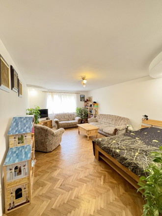 Reality Komplex ponúka na predaj zrekonštruovaný poschodový rodinný dom s priestranným pozemkom v pokojnej časti Komárna s dobrou dostupnosťou do mesta !!! - fotografia 8