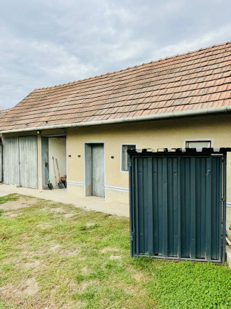 Reality KOMPLEX s.r.o. Vám ponúka na predaj priestranný 4-izbový rodinný dom s veľkou pivnicou a pozemkom v obci Okoč. - fotografia 6