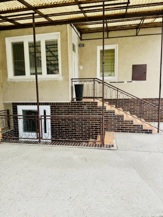 Reality KOMPLEX s.r.o. Vám ponúka na predaj priestranný 4-izbový rodinný dom s veľkou pivnicou a pozemkom v obci Okoč. - fotografia 10