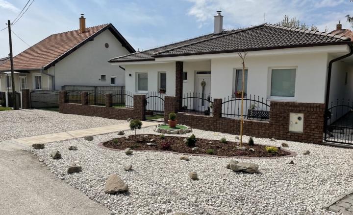 Reality KOMPLEX s.r.o. Vám ponúka na predaj krásny, priestranný a moderný 4-izbový rodinný dom vo Veľkom Mederi - fotografia 1