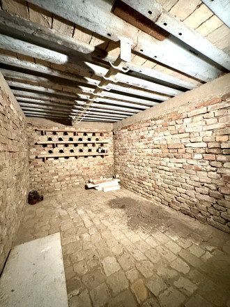 Reality KOMPLEX s.r.o. Vám ponúka na predaj priestranný zrekonštruovaný rodinný dom v Komárne s pozemkom vo vyhľadávanej lokalite !!! - fotografia 17